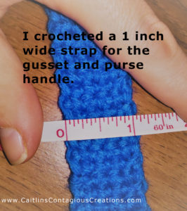 demin-lined-with-pocket-and-zipper-crochet-purse-tutorial