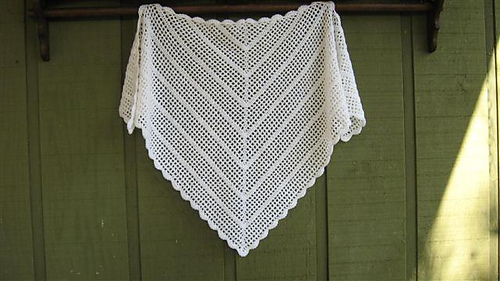 Light and Airy Summer Shawl Crochet Pattern Round-Up! Including beginner, easy and intermediate level patterns. These free and paid patterns are sure to delight no matter your style! | Caitlin's Contagious Creations