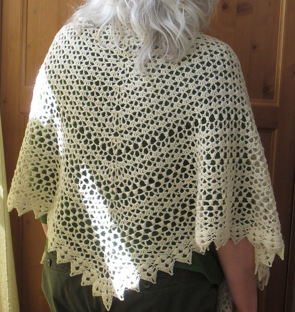 Light and Airy Summer Shawl Crochet Pattern Round-Up! Including beginner, easy and intermediate level patterns. These free and paid patterns are sure to delight no matter your style! | Caitlin's Contagious Creations