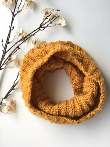 Dahlia Double Crochet Cowl Crochet Pattern. Part of Caitlin's Contagious Creations Beginner Pattern Round Up. 10 Free crochet patterns perfect for total beginners.