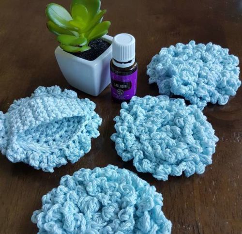 Ruffle Face Scrubbie Crochet Pattern. Part of Caitlin's Contagious Creations Beginner Pattern Round Up. 10 Free crochet patterns perfect for total beginners.