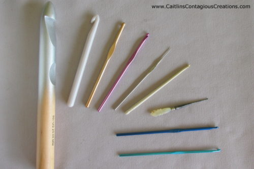 several different types of crochet hook arranged in semi circle