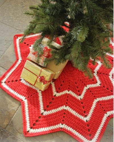Quick Holiday Crochet Pattern "under the Christmas Tree" skirt in red and white bulky yarn
